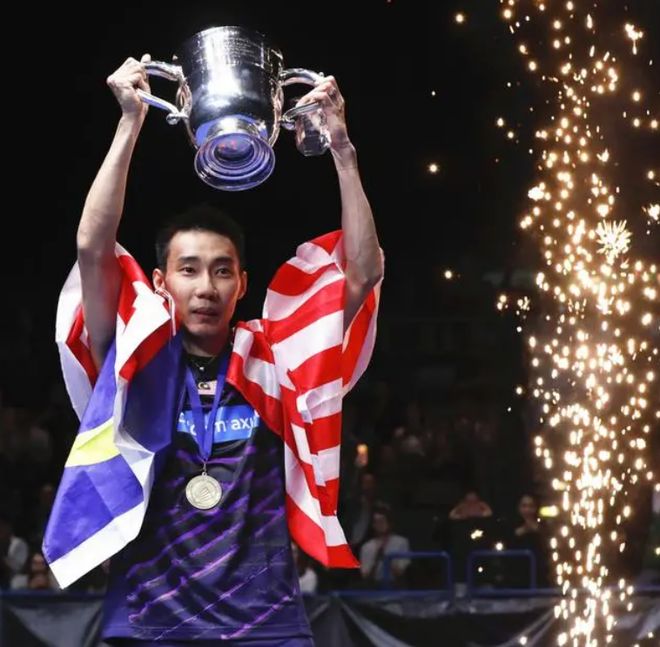 中国羽毛球队横扫法国羽毛球队，李宗伟关键制胜