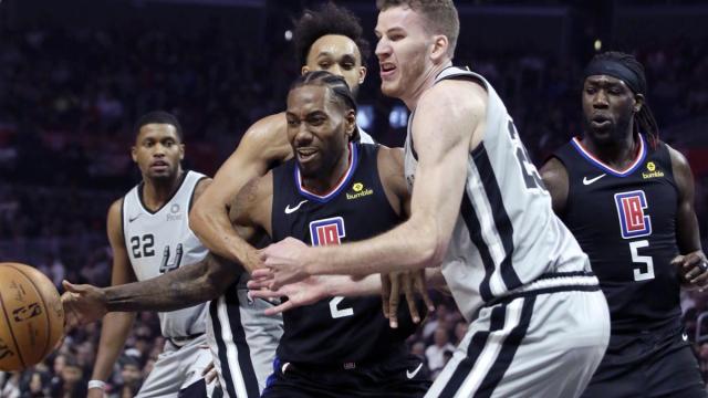 马刺鏖战吉林队，克莱扛起全队