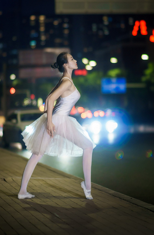 拉文独舞映暗夜,国王连击如潮,湖人灯塔何在?